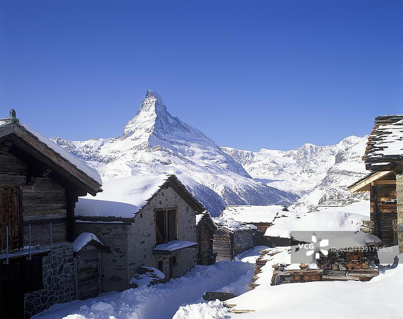 瑞士瓦莱州Findeln村落，背景是马特宏峰图片素材