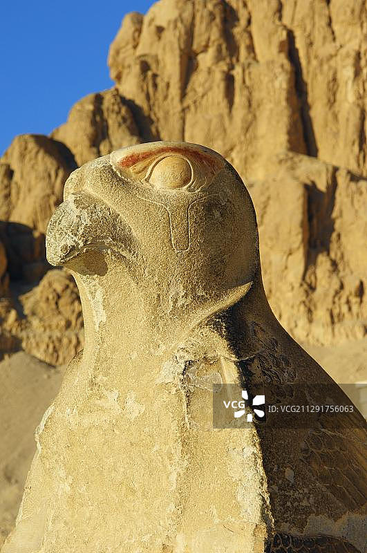 哈特谢普苏特神庙坡道上的荷鲁斯雕像，埃及卢克索图片素材