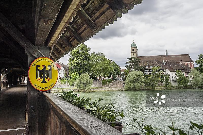 欧洲最长廊桥的边界标志，莱茵河，圣弗里多林明斯特教堂，巴登-符腾堡州巴特塞金根，德国，欧洲图片素材