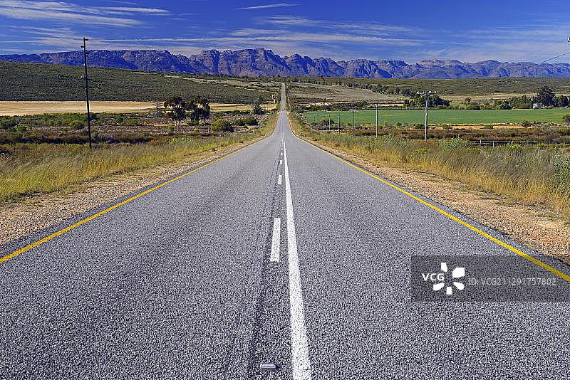 笔直的道路，穿过西开普省克兰威廉附近的赛德伯格荒野保护区图片素材