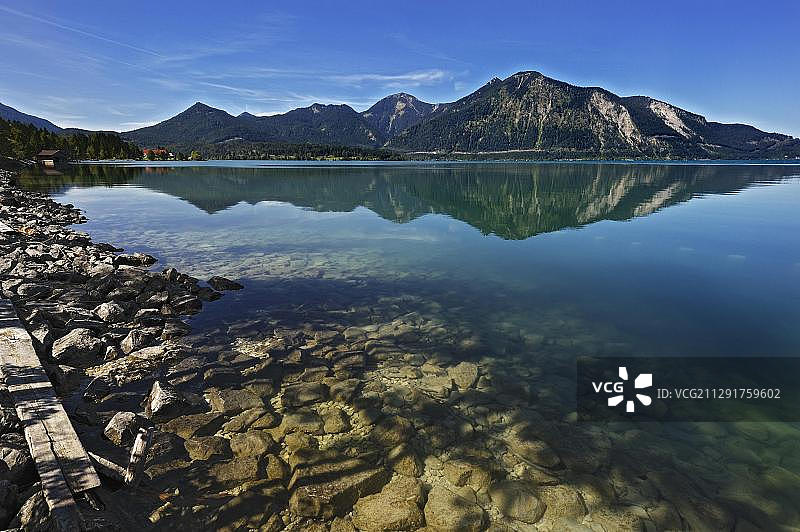 瓦chen湖和雅赫瑙岸边的群山，位于德国巴伐利亚图片素材