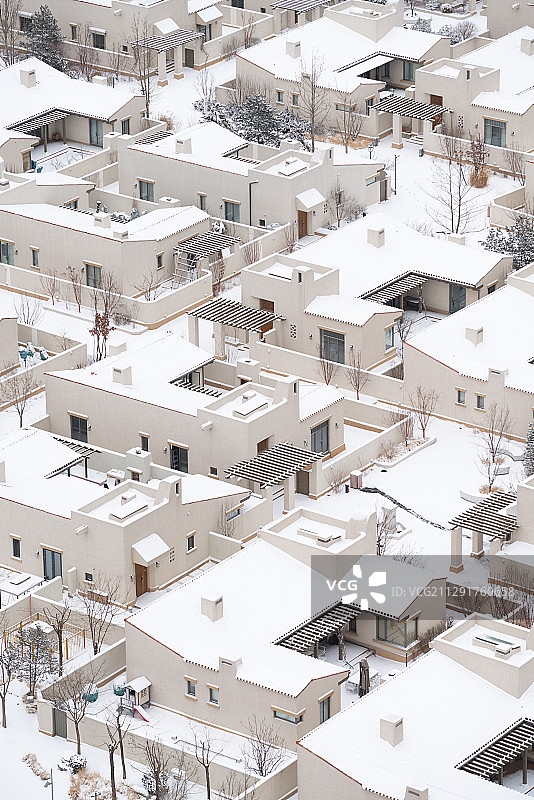 航拍大雪覆盖的别墅区图片素材