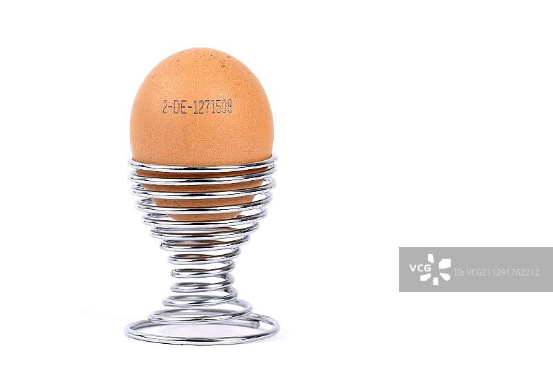 带生产者代码的棕色鸡蛋，在蛋杯中，德国，欧洲图片素材