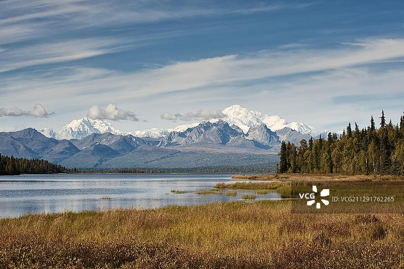 阿拉斯加州斯旺湖的德纳里峰和亨特山景观图片素材