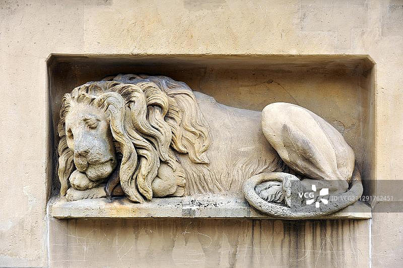 德国曼海姆退伍军人纪念碑上的睡狮雕塑图片素材