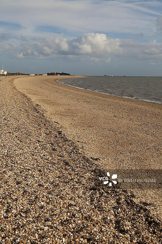 英格兰戈斯波特阿尔弗斯托克，斯托克斯湾卵石海滩的景象图片素材