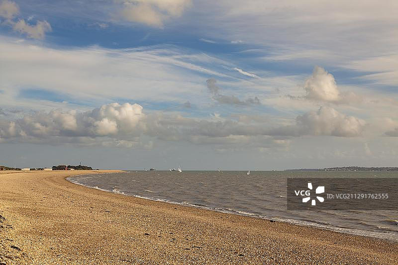 英格兰戈斯波特阿尔弗斯托克，斯托克斯湾卵石海滩的景象图片素材