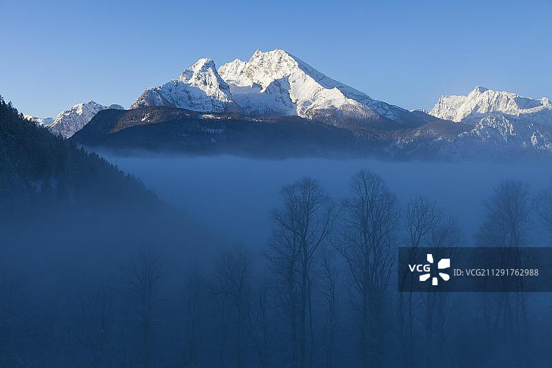 雾海之上的瓦茨曼山，贝希特斯加登地区，巴伐利亚，德国，欧洲图片素材