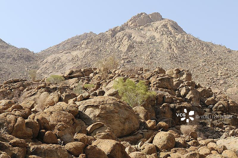 沿着通往非洲纳米比亚达马拉兰德布兰德山Tsisab峡谷白色女士岩画小径的山地景观图片素材