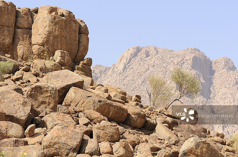 沿着通往非洲纳米比亚达马拉兰德布兰德山Tsisab峡谷白色女士岩画小径的山地景观图片素材