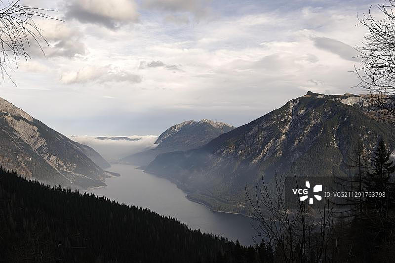 从拜伦巴达尔姆看到的阿chen湖，阿chen湖地区，卡文德尔山脉，靠近佩尔蒂绍，蒂罗尔，奥地利，欧洲图片素材
