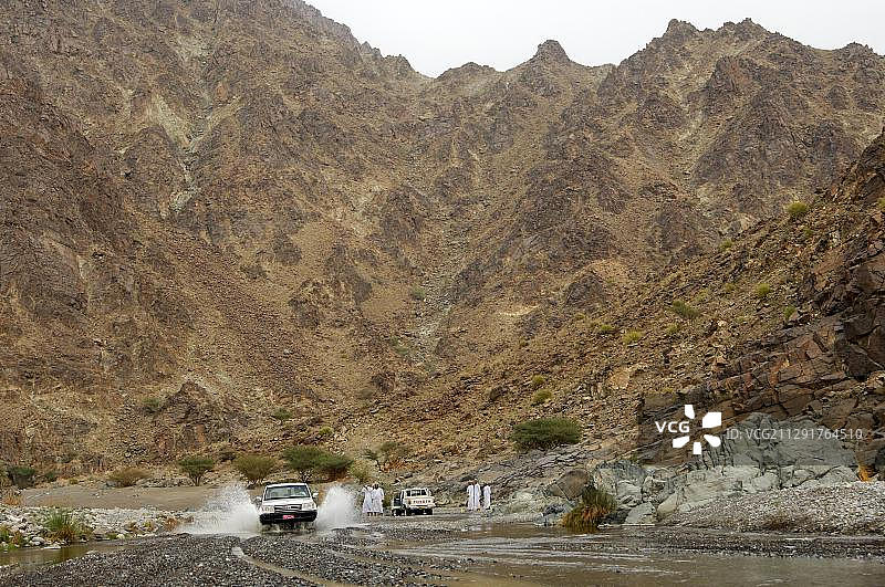 阿曼Al Abyad河床越野：丰田全地形车涉水竞速图片素材