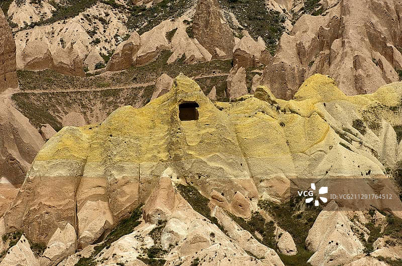 风化凝灰岩地层中的绿黄色矿藏，格雷梅国家公园，土耳其图片素材