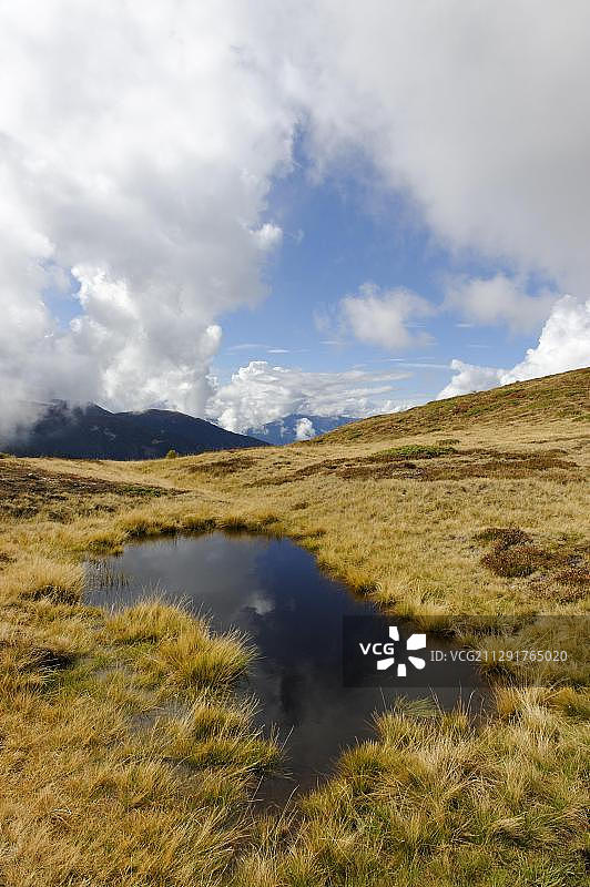意大利特伦蒂诺-上阿迪杰大区加德山谷韦尔舍伦附近的格利特纳湖，科尔达莱图片素材