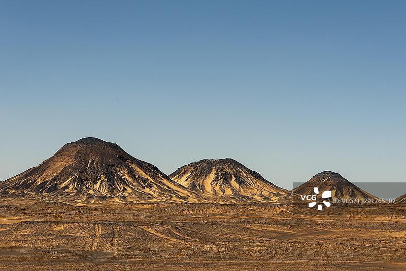 埃及巴哈利亚黑沙漠的火山山脉图片素材