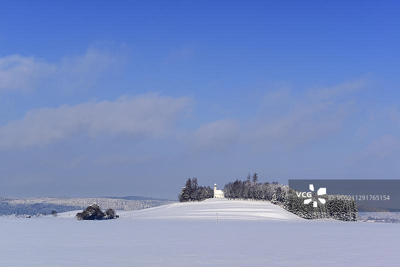 冬季比恩贝格山上圣乔治礼拜堂，德国巴伐利亚图片素材
