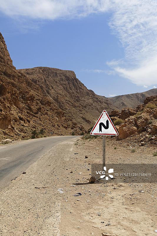 托德拉峡谷的蜿蜒道路，摩洛哥图片素材