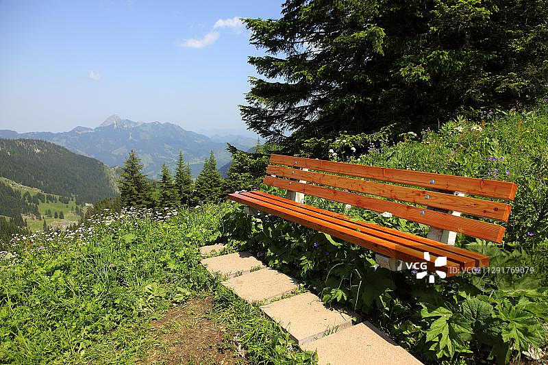 从斯皮青湖到罗特万德小屋的徒步小径上的长椅，芒法尔山脉，斯皮青湖，巴伐利亚，德国，欧洲图片素材
