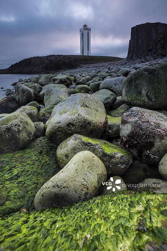 卡夫斯哈马尔灯塔，玄武岩石，斯卡吉半岛，冰岛西北部图片素材