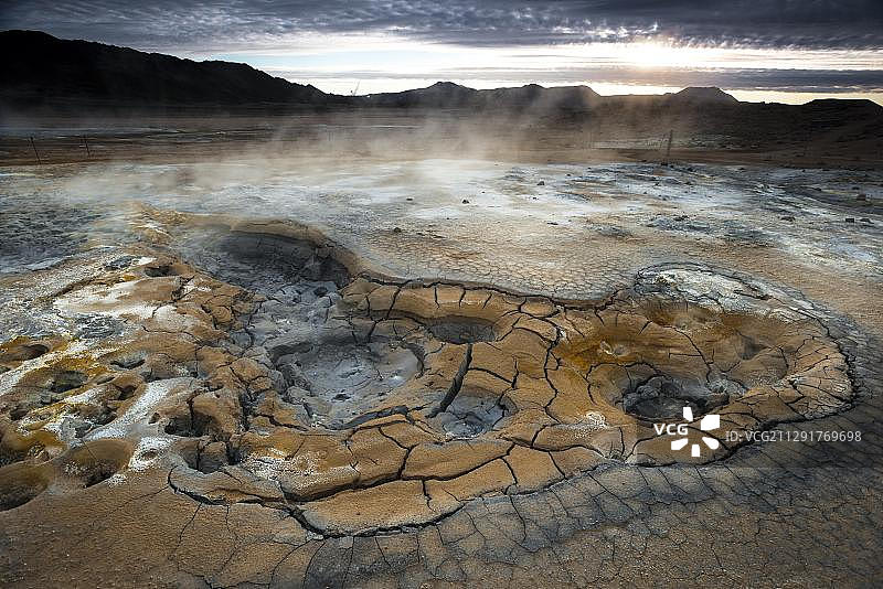 惠拉罗恩地热区地貌：蒸汽、硫磺和矿物，冰岛图片素材
