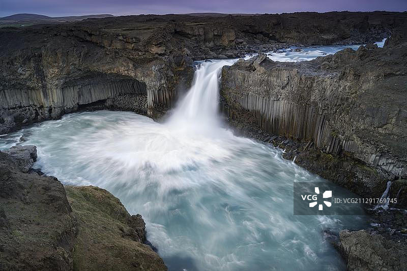 斯普伦吉桑杜尔高地公路上的众神瀑布，冰岛图片素材
