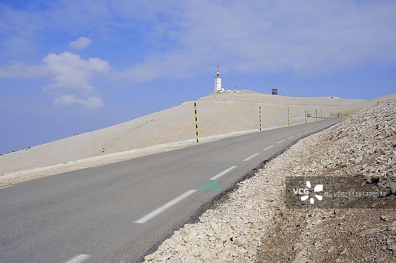 通往旺图山顶峰的道路，气象站塔，沃克吕兹省，普罗旺斯-阿尔卑斯-蓝色海岸，法国南部图片素材