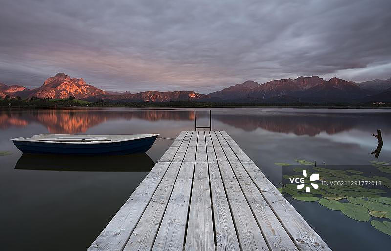 德国巴伐利亚阿尔高地区霍普芬湖畔的傍晚图片素材