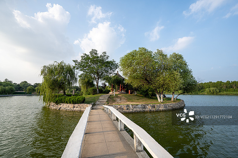 中国河南开封铁塔公园湖中的小岛图片素材
