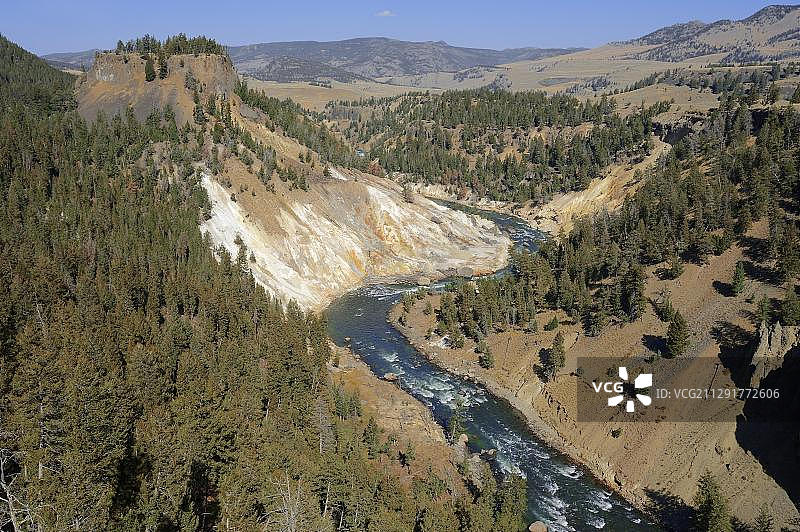 美国怀俄明州黄石国家公园的方解石泉和黄石河图片素材