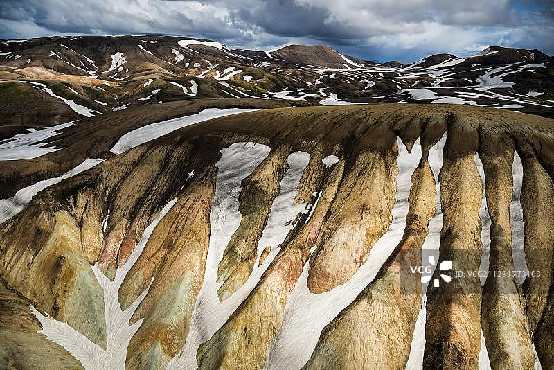 冰岛高地Fjallabak保护区Landmannalaugar地区，部分被白雪覆盖的流纹岩山脉航拍图片素材