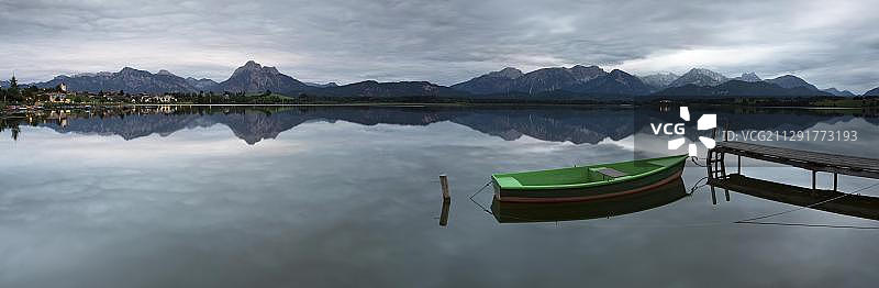菲森附近阿尔高霍普芬湖的傍晚景色，位于德国巴伐利亚州图片素材