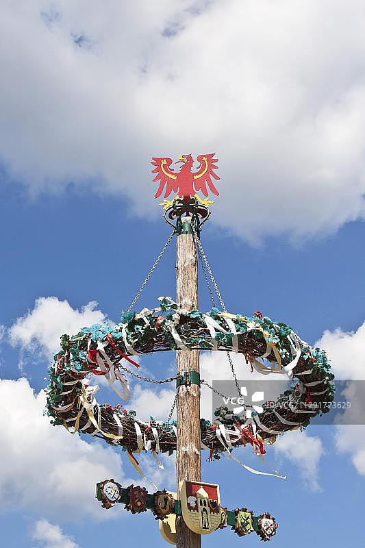 德国勃兰登堡泰尔托带徽章的五朔节花柱图片素材