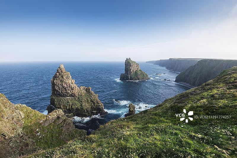 苏格兰凯思内斯郡邓肯斯比角的崎岖海岸景观，邓肯斯比岩柱图片素材