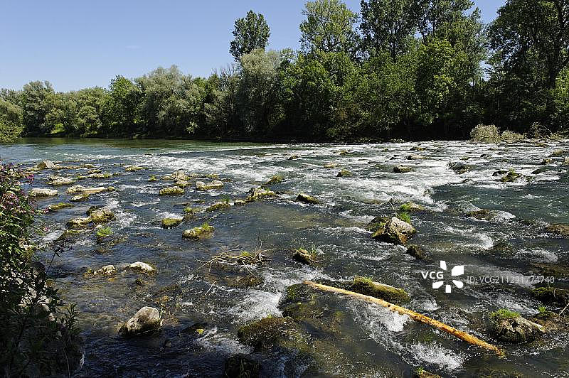 德国巴伐利亚州伊斯马宁和弗赖辛之间的伊萨尔河图片素材