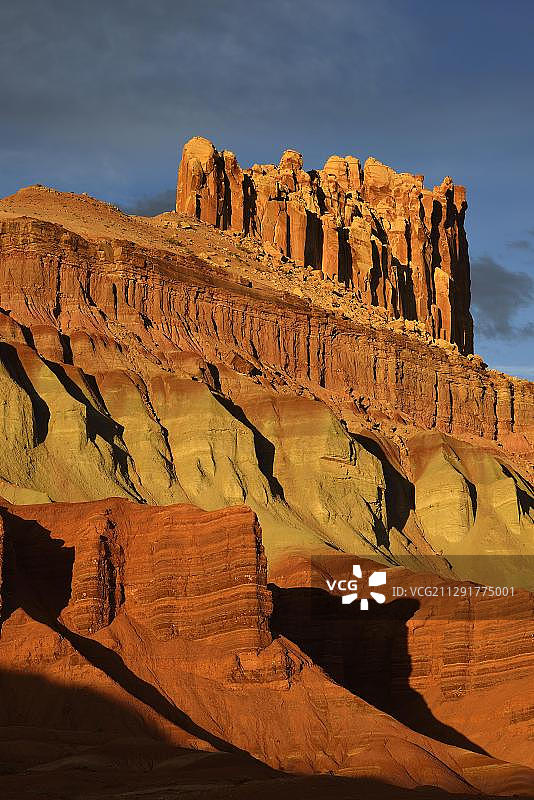 美国犹他州圆顶礁国家公园的傍晚城堡岩石图片素材