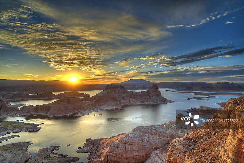 从奥尔斯特龙角日出时望向鲍威尔湖、帕德里湾、枪炮孤丘和纳瓦霍山，亚利桑那州格伦峡谷国家 recreation area图片素材