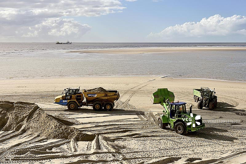 在德国下萨克森州东弗里西亚群岛博尔库姆的沙滩上用拖拉机运送沙子图片素材
