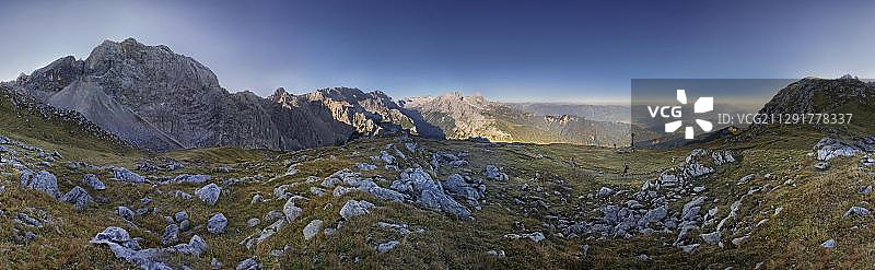 徒步者在德国巴伐利亚阿尔卑斯山脉小径上行走360度全景图片素材