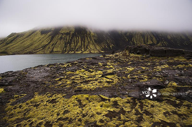 冰岛兰吉斯约尔湖高地，雾中覆盖苔藓的斯温斯丁都尔山图片素材