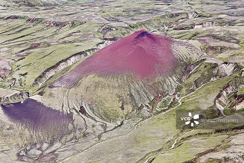 冰岛南部海岸被苔藓覆盖的风景中鲜红色的流纹岩山鸟瞰图片素材