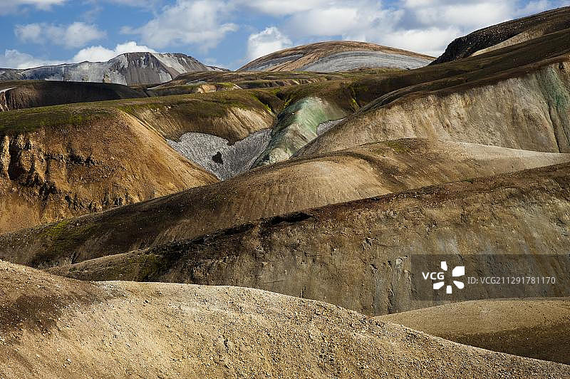 熔结凝灰岩山，位于兰德曼纳劳卡徒步小径，冰岛图片素材