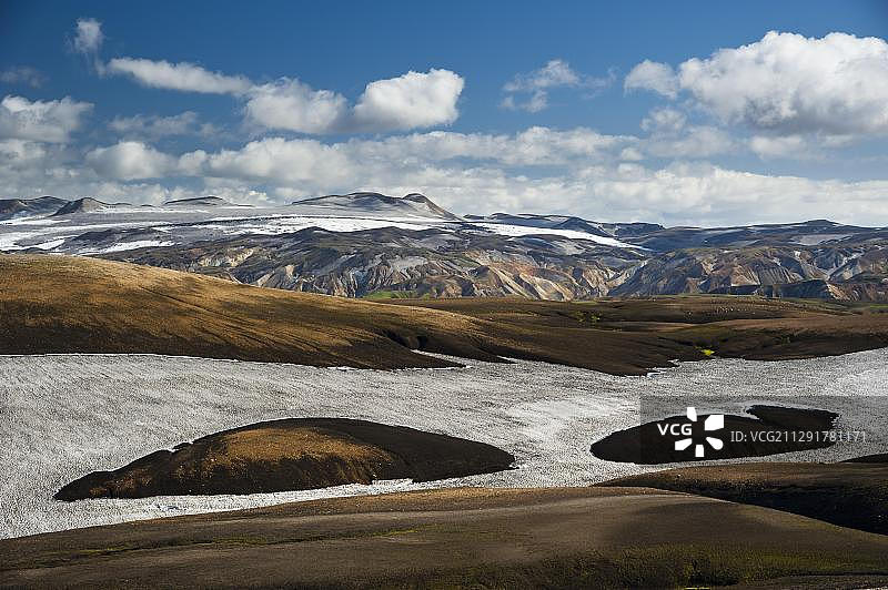 熔结凝灰岩山，位于兰德曼纳劳卡徒步小径，冰岛图片素材