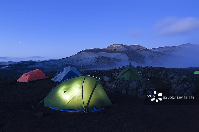 位于冰岛高地Fjallabak自然保护区Laugavegur徒步小径上的Hrafntinnusker营地夜景图片素材