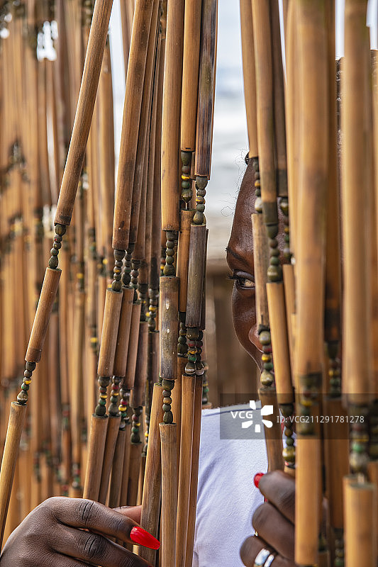 女人透过栅栏看，加纳图片素材