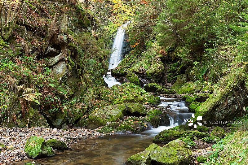 拉文纳峡谷秋季瀑布，德国巴登-符腾堡州黑森林图片素材
