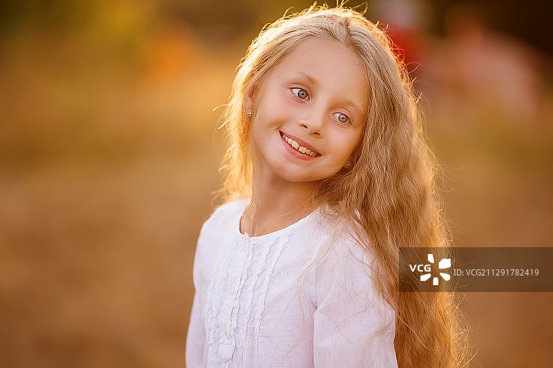 日落时分在叶卡捷琳堡的漂亮女孩夏日写真图片素材