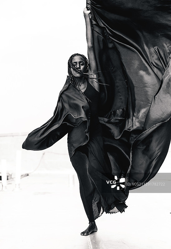 赤脚跳舞的女人肖像图片素材