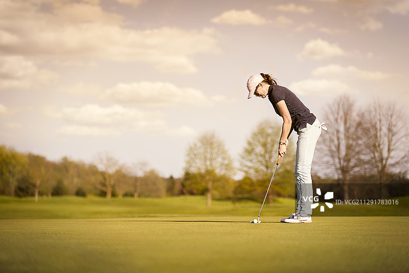 打高尔夫球的女人图片素材