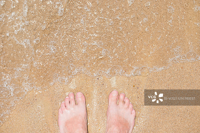 海边沙滩上的裸足特写图片素材