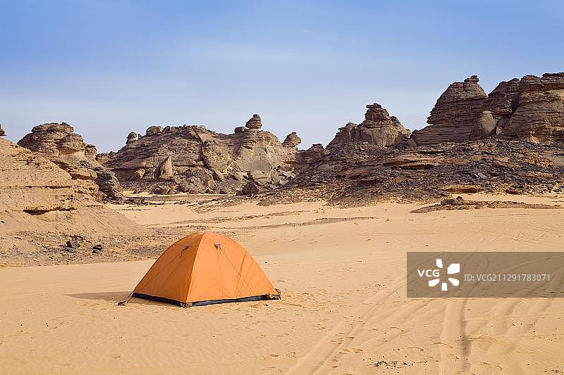 利比亚阿卡库斯山脉瓦迪阿维斯沙漠中的帐篷和岩层图片素材